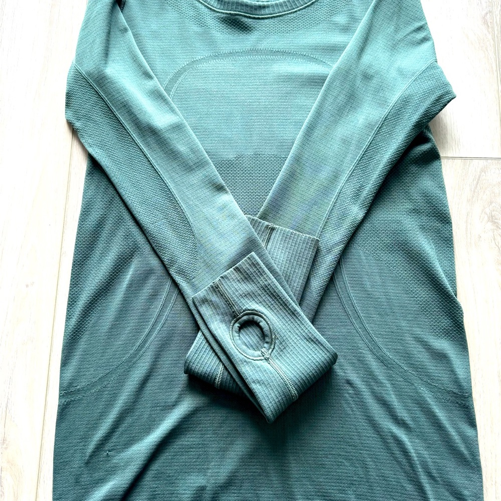 Lululemon thumb hole long sleeve M/L